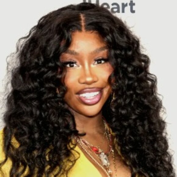 New 30" Voluminous Water Wave HD Lace Frontal Wig - Celebrity Status! - Picture 1 of 7